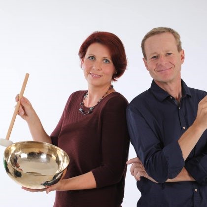 Tanja und Ulrich Draxler-Zenz mit Klangschale und Stimmgabel