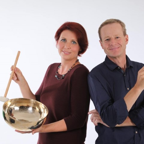 Tanja und Ulrich Draxler-Zenz mit Klangschale und Stimmgabel